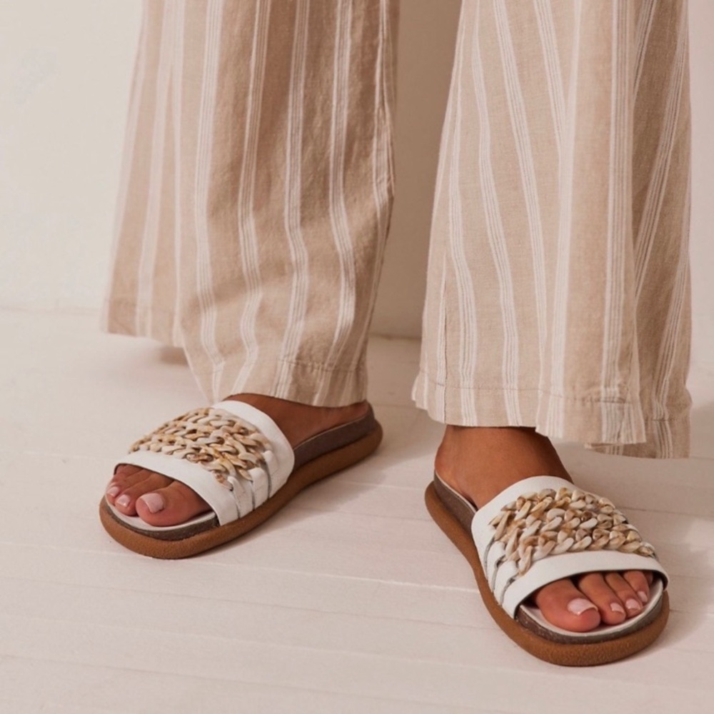 NEW Bueno White and Tan Slide Sandals with Chain Accent Size 7
